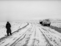 Tibet : sneeuw, straatscene, transport en vervoer, verkeer, zwartwit